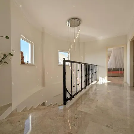 Villa Great With Beatiful View And 4 Bedrooms 1000 Sqm Area Alanya