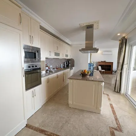 Great With Beatiful View And 4 Bedrooms 1000 Sqm Area Willa Alanya