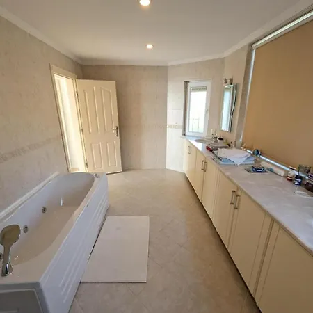 Great With Beatiful View And 4 Bedrooms 1000 Sqm Area *