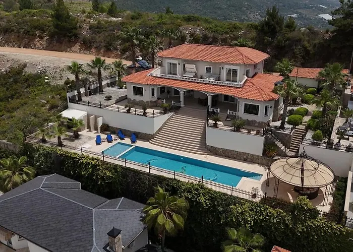 Great With Beatiful View And 4 Bedrooms 1000 Sqm Area וילה אלאניה