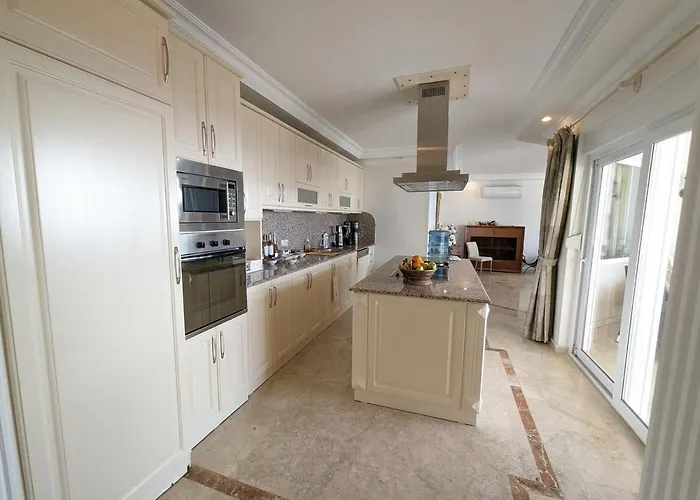 Great With Beatiful View And 4 Bedrooms 1000 Sqm Area וילה אלאניה