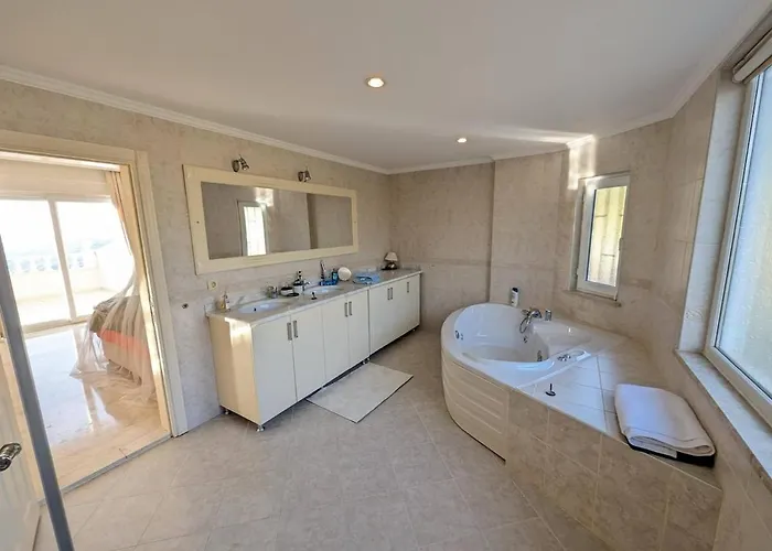 Great With Beatiful View And 4 Bedrooms 1000 Sqm Area אלאניה